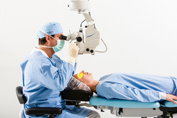 Unter dem Mikroskop Breyer, Kaymak & Klabe Augenchirurgie