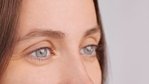 Nahaufnahme von weiblichen Augen mit klarem Blick – symbolisiert Sehschärfe nach ReLEx SMILE Augenlaserbehandlung zur Korrektur von Kurzsichtigkeit oder Astigmatismus.